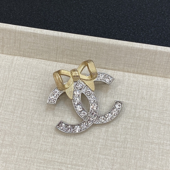 Chanel New Brooch - Picture 5 of 6